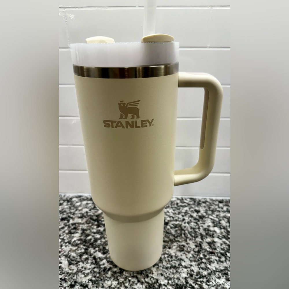 Stanley Cup Cream Tumbler w/Straw 40 oz